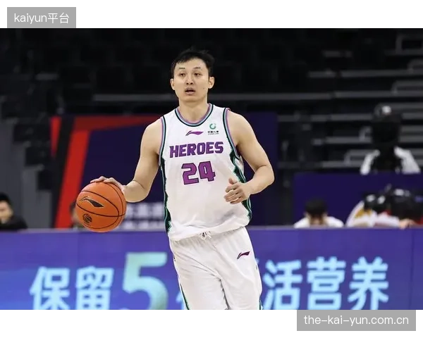 边后卫如瑞尔森的往返能力是球队战术的重要一环,但跨时区比赛会加剧其体能消耗。 边后卫如瑞尔森的往返能力是球队战术的重要一环,但跨时区比赛会加剧其体能消耗。